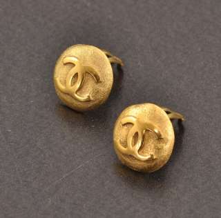 Vintage Chanel CC logo Gold tone round earrings X31  