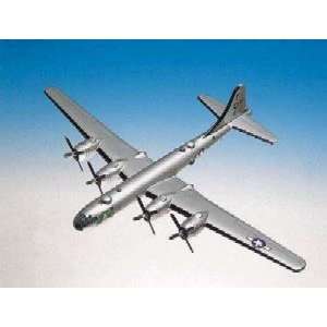   Worldwide Trading A1572 B 29 Superfortress 1/72 AIRCRAFT: Toys & Games