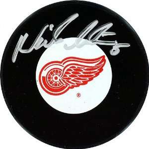 Nicklas Lidstrom Detroit Red Wings Autographed Hockey Puck 