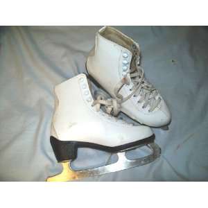  White Ice Figure Skates   size 2.0  good condition: Sports 