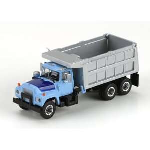  HO RTR Mack R Dump Truck Blue ATH93126 Toys & Games