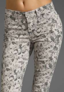  on a brand new, 100% authentic womans mid rise mini floral capri 